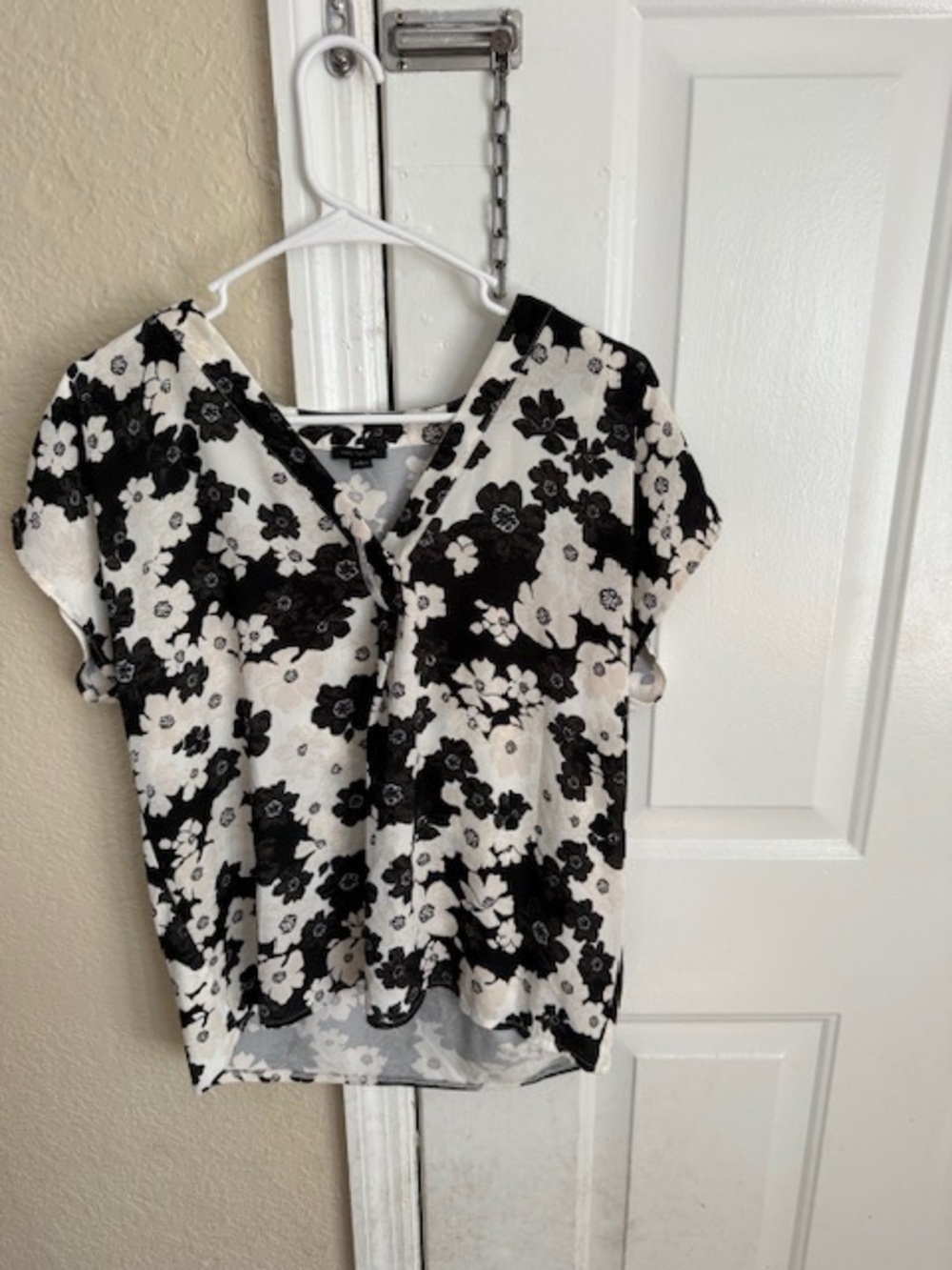 Ann Taylor Black and White Floral V-Neck Blouse